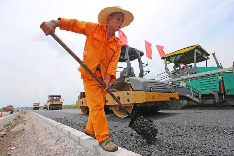 龙城大街打通工程目前进入冲刺阶段 预计本月底通车