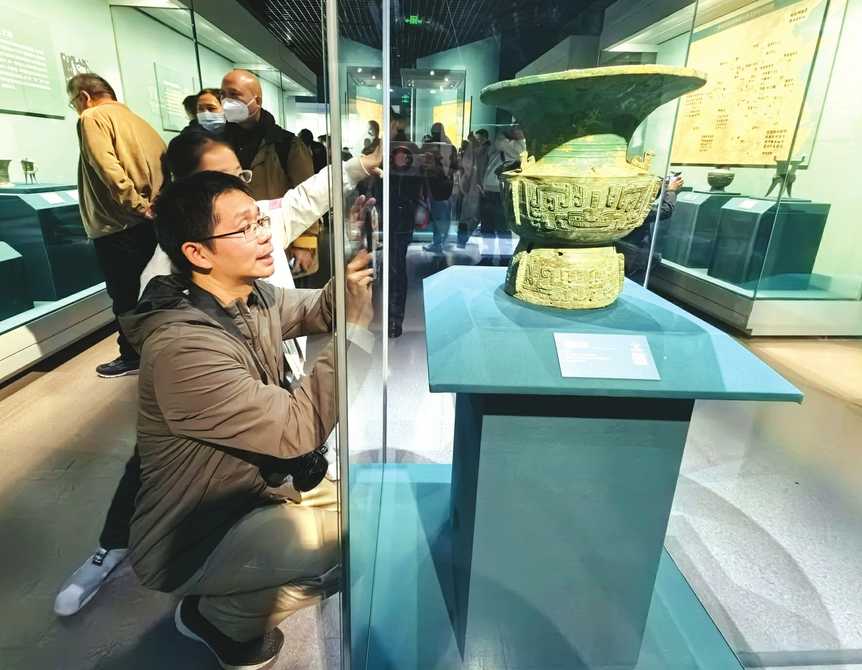 山西博物院“大河流金”黄河流域青铜文明特展现场人潮涌动