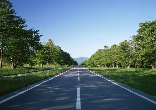 气温逐渐转暖 道路昼化夜冻 春融期出行注意安全