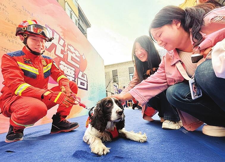 集互动体验科普于一体 “消防小镇”成打卡热门地
