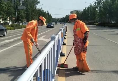 节后垃圾不积压 城管环卫守护城市“高颜值”