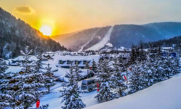 冬季道路保畅添新装备 热吹除雪车点火下线