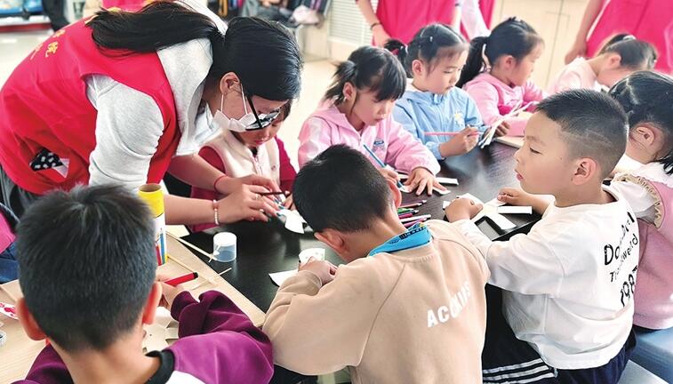 银龄舞春色 童心绘暖阳 市民春日活动丰富多彩