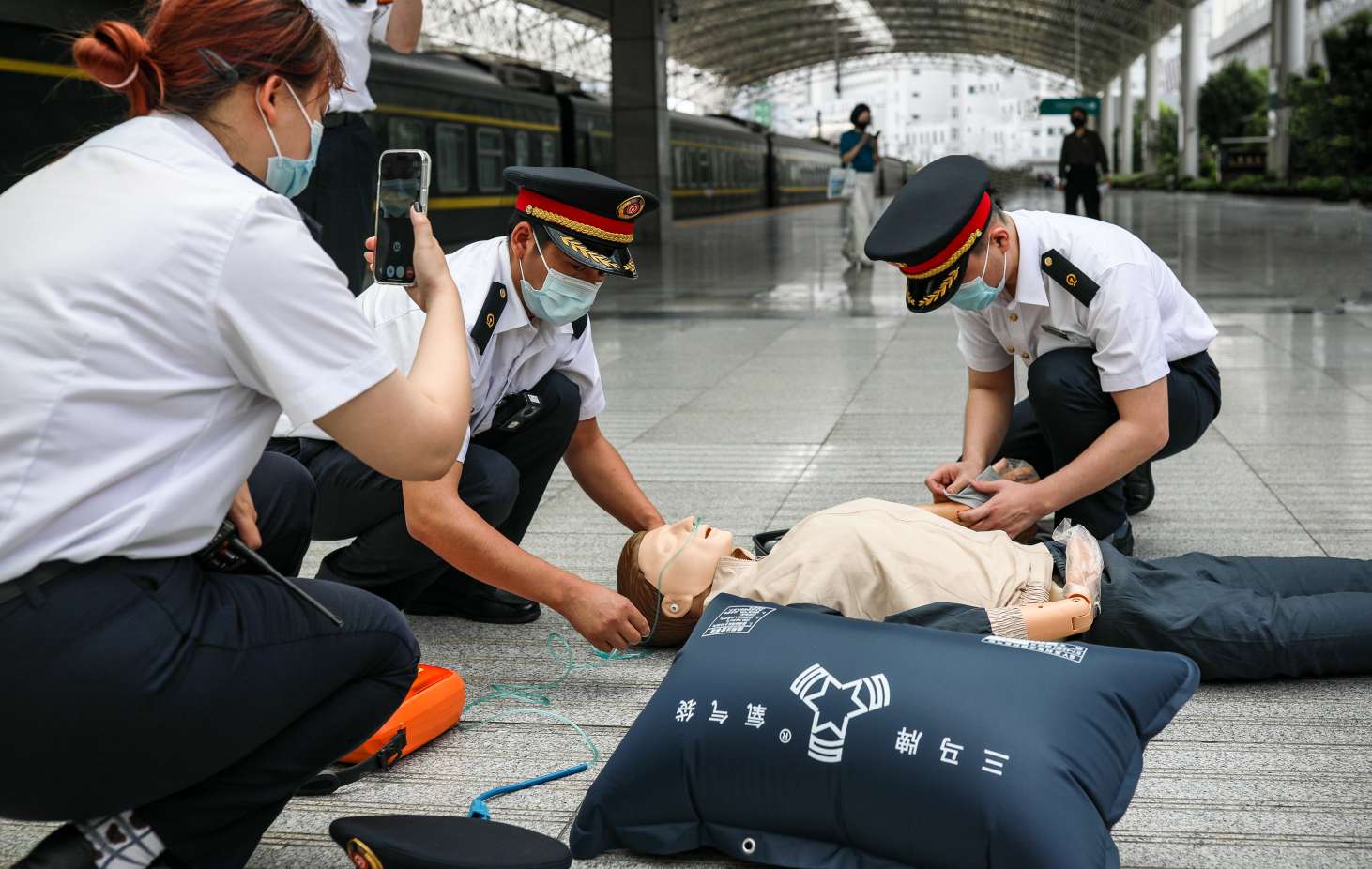 “五一”假期驻守火车站 太原医护人员救治30余人次