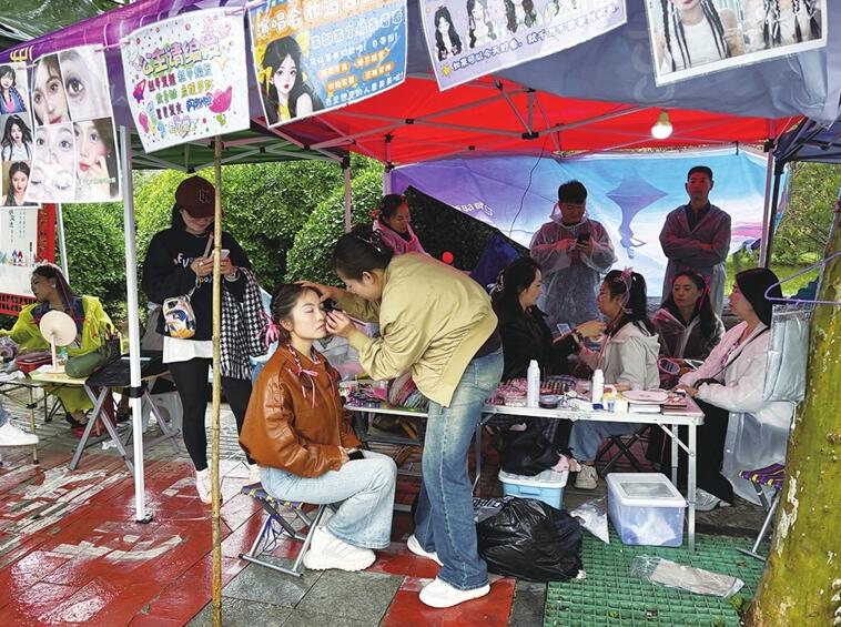 演唱会催热观演妆造、镜头租赁、周边文创三件套