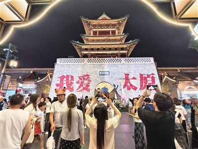 多地游客打卡太原：天气凉爽城市靓丽古建美