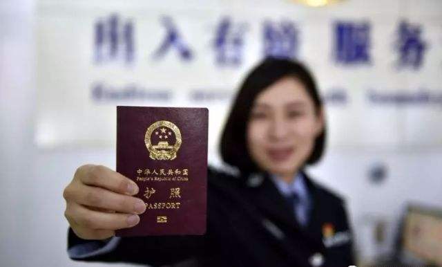 化解暑期办证人流压力 出入境证件开启